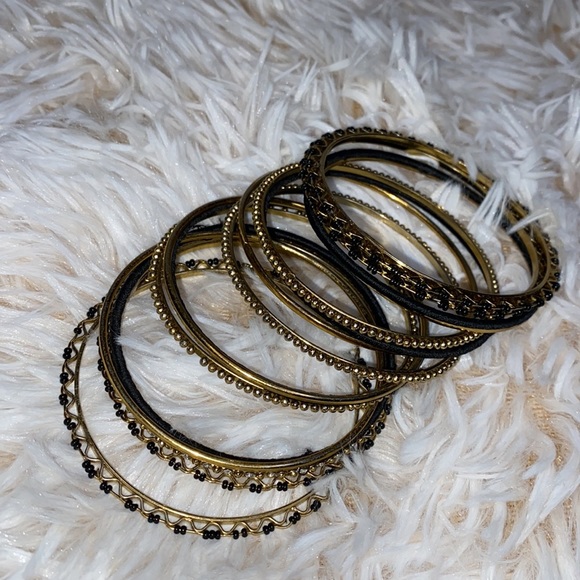 Loose Black and Gold Bracelet - Picture 2 of 3